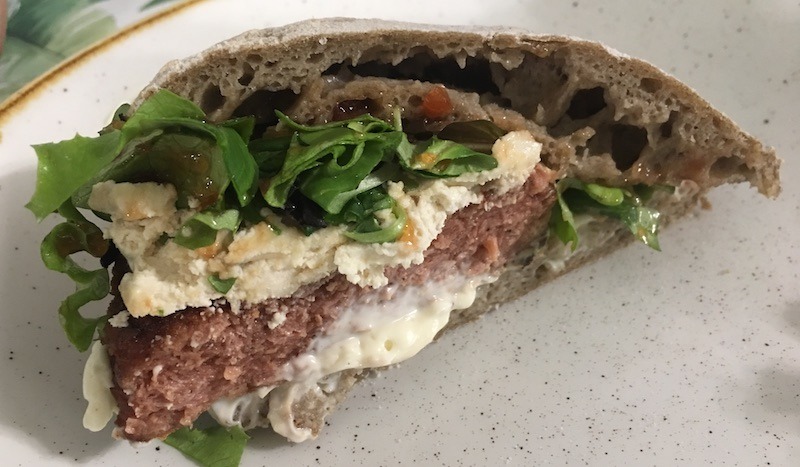 Hamburguesa de Heura con queso azul vegano y pan sin gluten