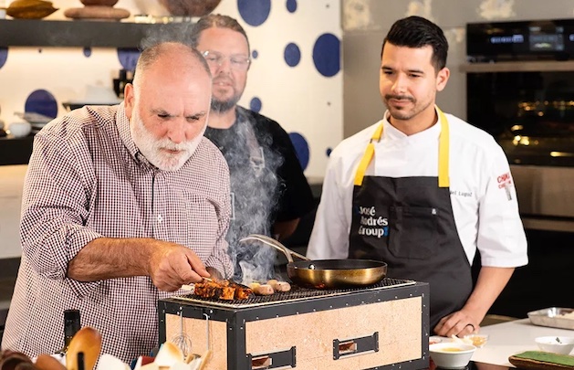 El chef José Andrés preparando el pollo cultivado de GOOD Meat.